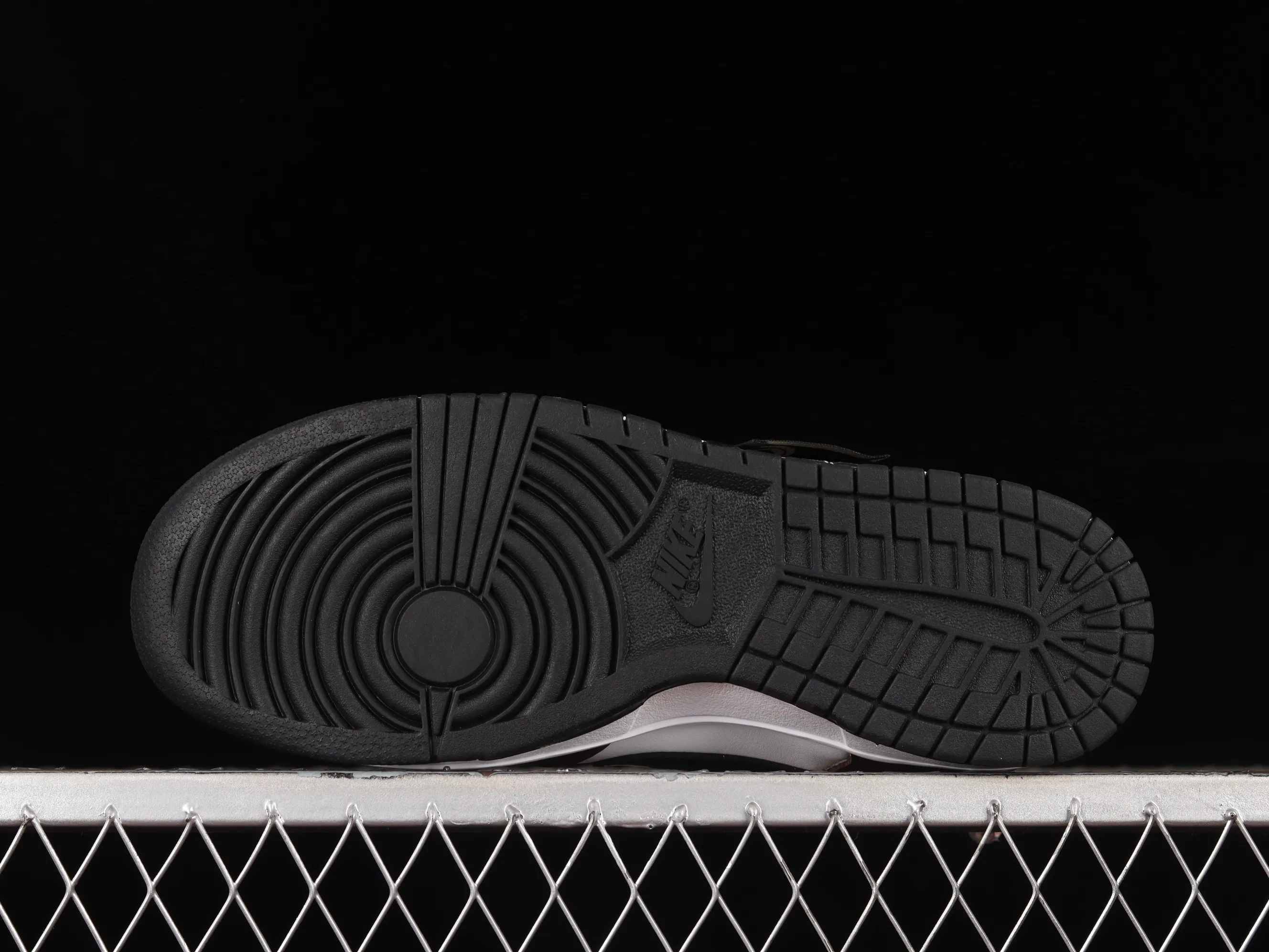 All Categories Nk SB Dunk Series Nk SB Dunk Low Low-top sneakers Nk Dunk Low Black Smiley Customized version of deconstructed strap casual sneakers DJ6188-002